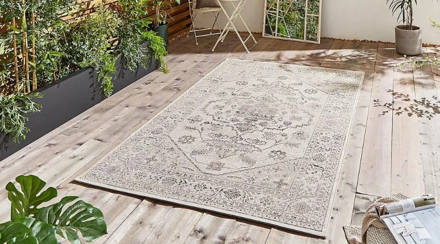 Miami 19517 Indoor Outdoor Rug - A perfect addition to any coastal-themed home