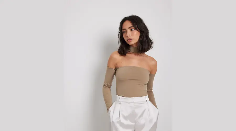 Off-the-shoulder top with choker 