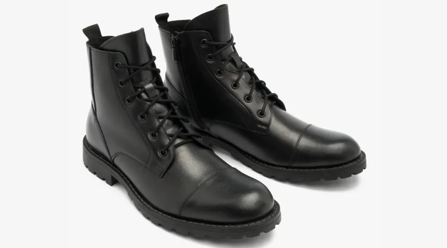 Black insulated men’s boots