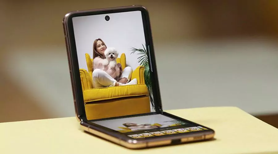 Unfolding An Immersive Display of Samsung Z Flip 5