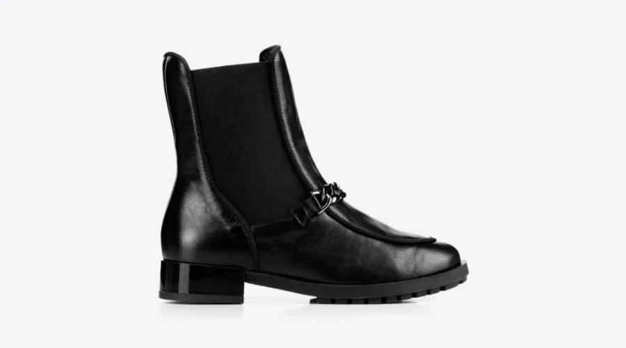 Leather boots with elastic bands on the sides and a chain, black