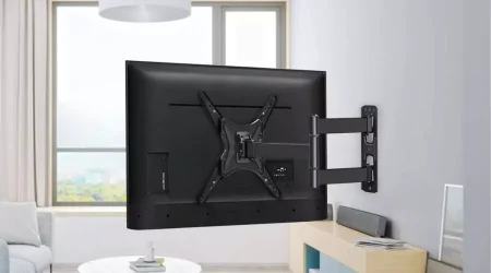 Moveable tv bracket